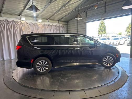 Diamond Black Crystal Pearlcoat 2024 Chrysler Pacifica L