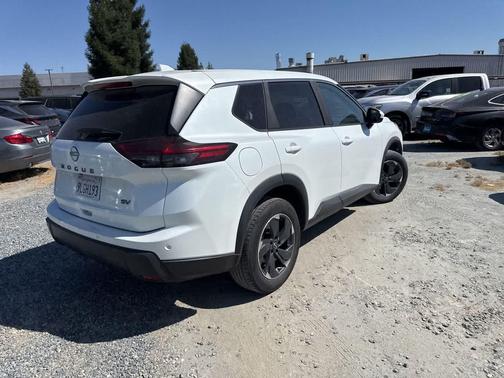 Everest White Pearl 2024 Nissan Rogue SV