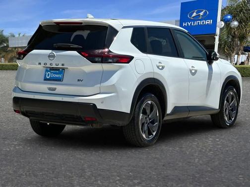 Everest White Pearl 2024 Nissan Rogue SV