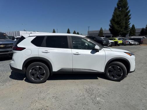 Everest White Pearl 2024 Nissan Rogue SV
