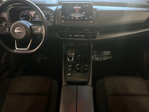 Everest White Pearl 2024 Nissan Rogue SV