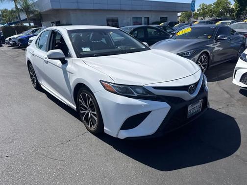 Super White 2019 Toyota Camry SE