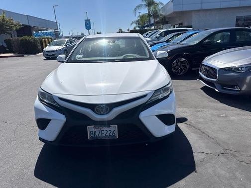 Super White 2019 Toyota Camry SE