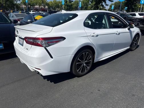 Super White 2019 Toyota Camry SE