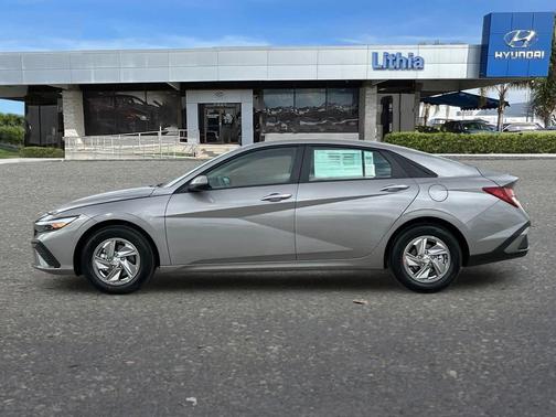 2025 Hyundai ELANTRA SE