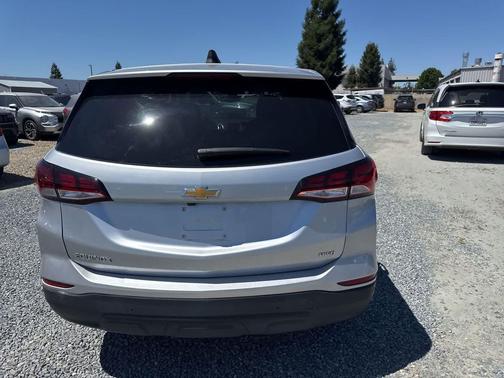 Silver Ice Metallic 2022 Chevrolet Equinox LS