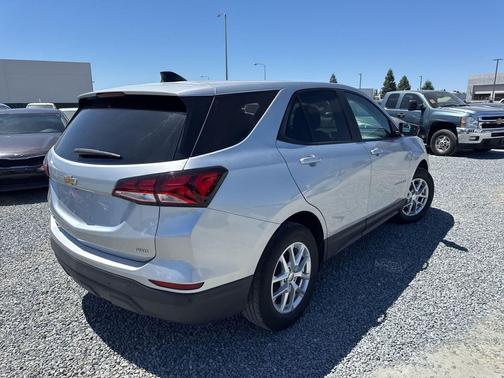 Silver Ice Metallic 2022 Chevrolet Equinox LS