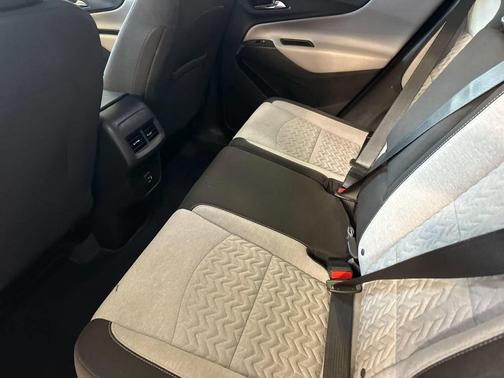 Silver Ice Metallic 2022 Chevrolet Equinox LS
