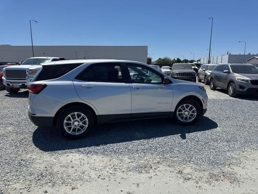 Silver Ice Metallic 2022 Chevrolet Equinox LS