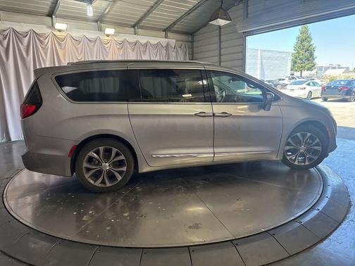 Billet Silver Metallic Clearcoat 2017 Chrysler Pacifica Limited