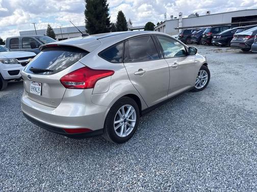WHITE GOLD 2018 Ford Focus SE