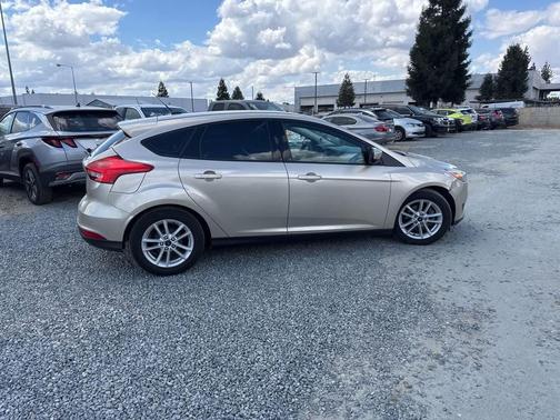 WHITE GOLD 2018 Ford Focus SE