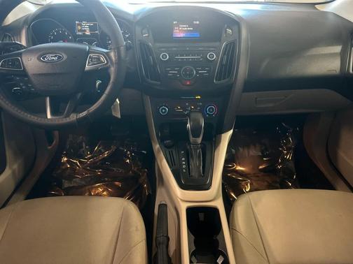 WHITE GOLD 2018 Ford Focus SE