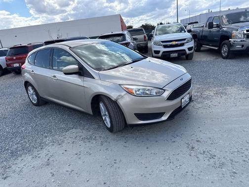 WHITE GOLD 2018 Ford Focus SE