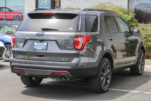 Photo 4 of 28 of 2017 Ford Explorer XLT