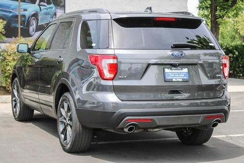 Photo 5 of 28 of 2017 Ford Explorer XLT