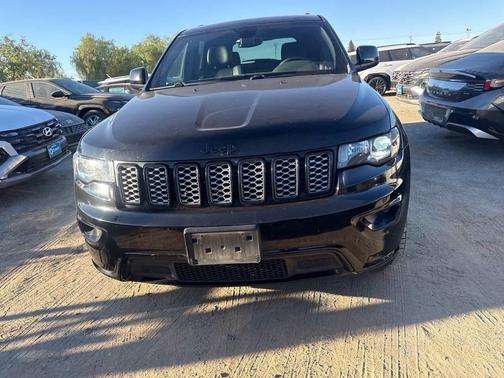 Diamond Black Crystal Pearlcoat 2017 Jeep Grand Cherokee Altitude