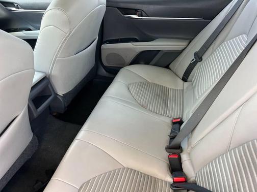 Celestial Silver Metallic 2018 Toyota Camry SE