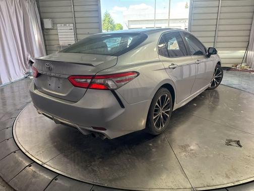 Celestial Silver Metallic 2018 Toyota Camry SE
