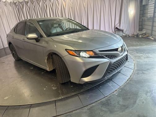 Celestial Silver Metallic 2018 Toyota Camry SE