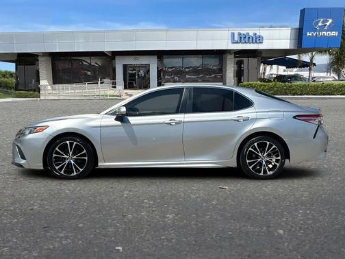 Celestial Silver Metallic 2018 Toyota Camry SE