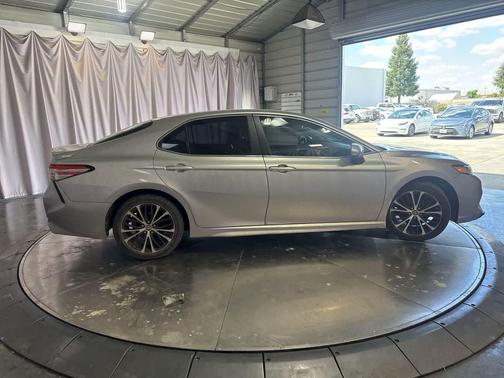 Celestial Silver Metallic 2018 Toyota Camry SE