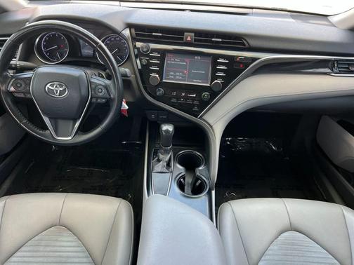 Celestial Silver Metallic 2018 Toyota Camry SE