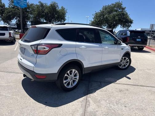OXFORD WHITE 2017 Ford Escape SE
