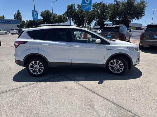 OXFORD WHITE 2017 Ford Escape SE
