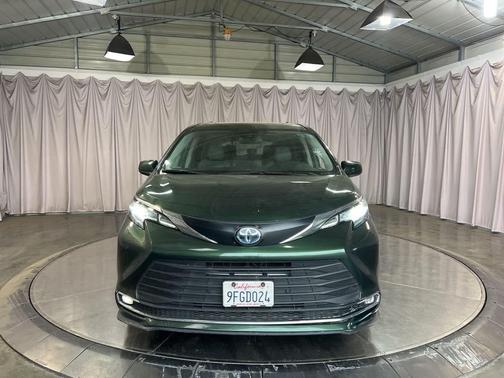 2023 Toyota Sienna XLE