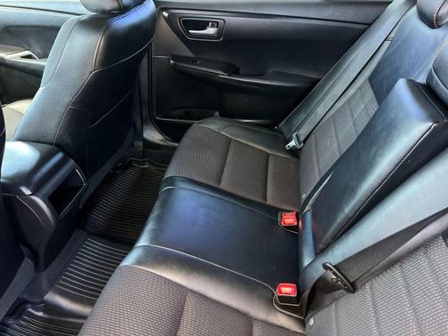 Blizzard Pearl 2017 Toyota Camry SE