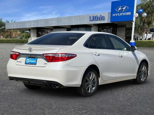 Blizzard Pearl 2017 Toyota Camry SE