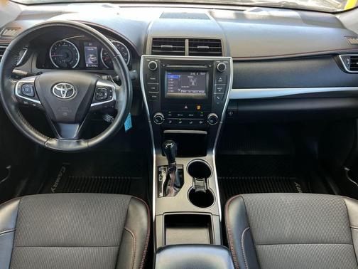 Blizzard Pearl 2017 Toyota Camry SE