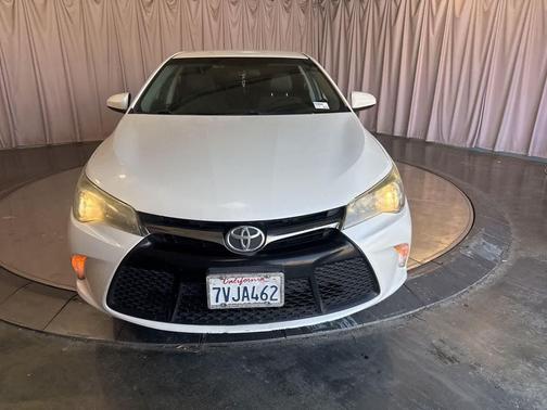 Blizzard Pearl 2017 Toyota Camry SE