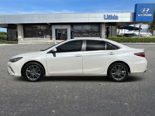 Blizzard Pearl 2017 Toyota Camry SE