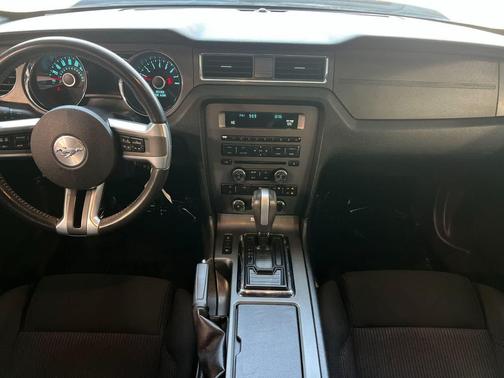 Oxford White 2014 Ford Mustang V6