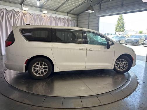 Bright White Clearcoat 2023 Chrysler Voyager LX