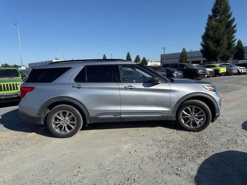 ICONIC SILVER METALLIC 2020 Ford Explorer XLT