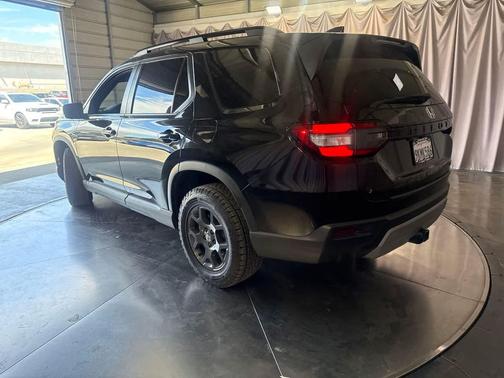 Crystal Black Pearl 2024 Honda Pilot TrailSport