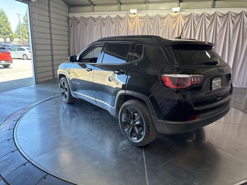 Diamond Black Crystal Pearlcoat 2018 Jeep Compass Latitude