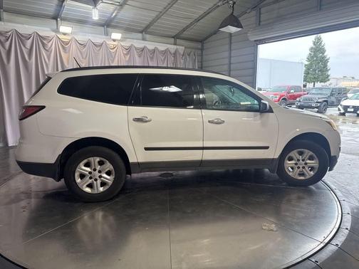 Summit White 2017 Chevrolet Traverse LS