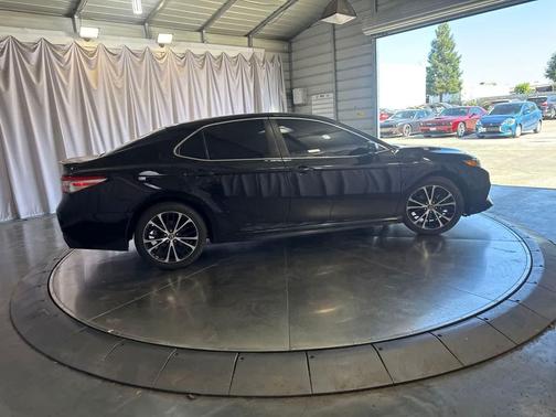Midnight Black Metallic 2018 Toyota Camry SE
