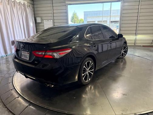 Midnight Black Metallic 2018 Toyota Camry SE