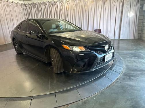 Midnight Black Metallic 2018 Toyota Camry SE