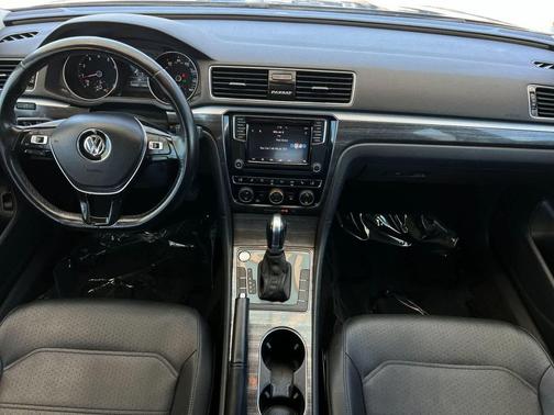 Platinum Gray Metallic 2018 Volkswagen Passat 2.0T SE