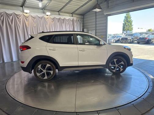 Dazzling White 2018 Hyundai TUCSON Value