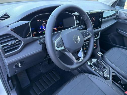 Pure White w/Deep Black Roof 2026 Volkswagen Taos SE Black