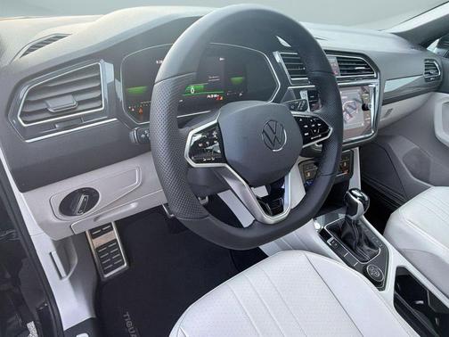 Deep Black Pearl 2022 Volkswagen Tiguan 2.0T SE R-Line Black 4MOTION
