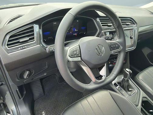 Platinum Gray Metallic 2023 Volkswagen Tiguan 2.0T SE