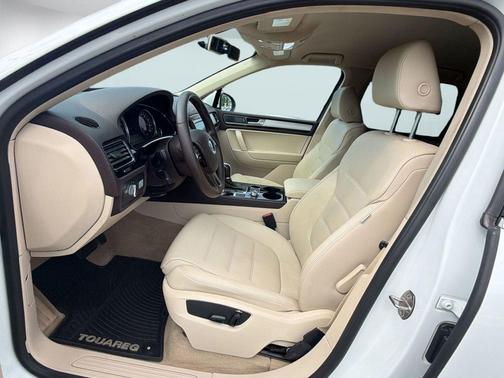 Pure White 2016 Volkswagen Touareg TDI Sport w/Technology